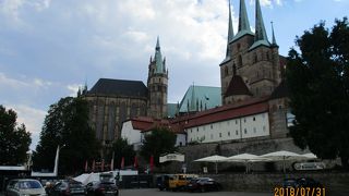 ドームベルクふもとの広場