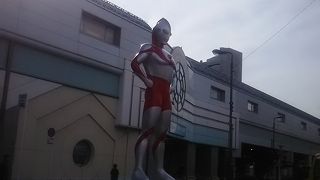 祖師ケ谷大蔵の線路を縦断する形であるのはこちらのウルトラマンの商店街