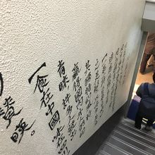 細い階段を登るとお店があります