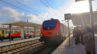 列車が入線したら、まずは走る！／駅ホームには乗り場表示（車両表示）はありません