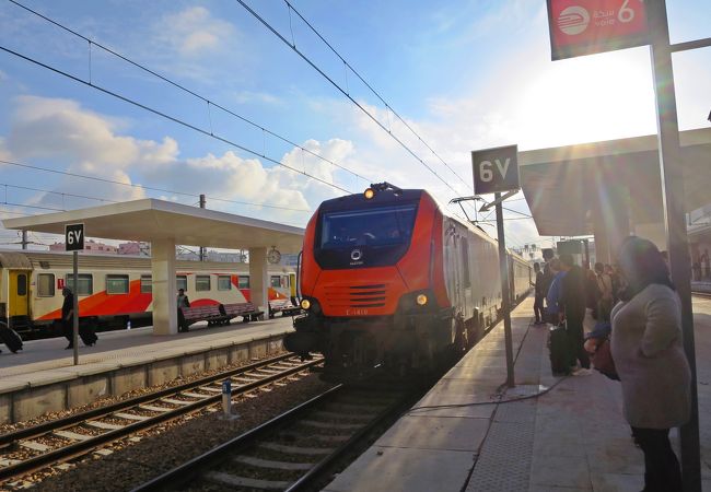 列車が入線したら、まずは走る！／駅ホームには乗り場表示（車両表示）はありません