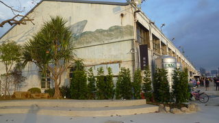 高雄港埠頭にある多目的ホールとして再利用されている倉庫群の中の一つです