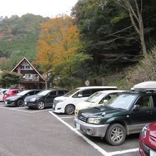 温泉街の入口付近に駐車し原則、温泉街は徒歩