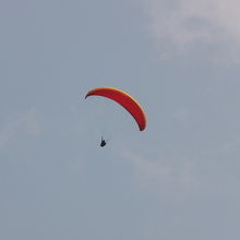 名木山ゲレンデ上空を飛ぶパラグライダー