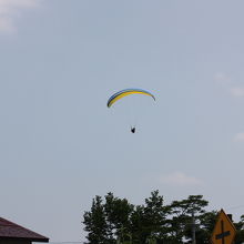 名木山ゲレンデ上空を飛ぶパラグライダー 
