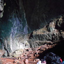 洞窟内は明かりもあった。