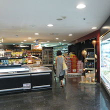 肉類、魚類のコーナーです。温度管理がしっかりしているのが安心