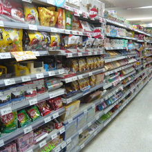 お菓子のコーナーです。色とりどりのお菓子で、子供の楽しみです