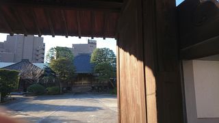 境内ではたくさんの子供が遊んでいました