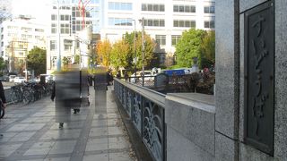 車の交通量が多く、人の通行量も多い。