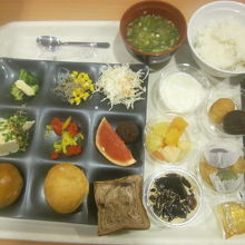 夕食バイキングの様子