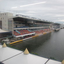 住之江公園駅傍では、目前に競艇場も望めます