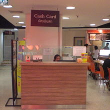 フードコートの食券売場です。屋台の料金の半額程度で食べれます