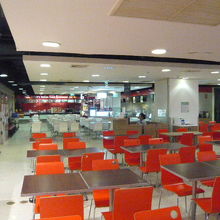 開店前の店内の様子です。食事時には、これらが満席になるのです