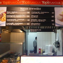 肉料理のコーナーです。５０～６０バーツの料理が主体です