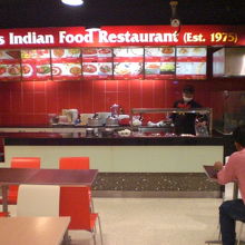 インド料理のコーナーもあります。見るからに辛そうな感じです。