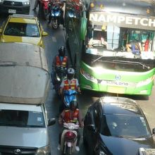 朝の交通渋滞の中でも、バイクタクシーは、車の中を進みます。