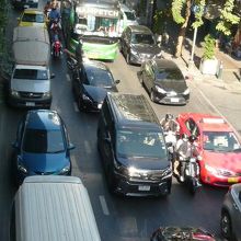 バイクタクシーは、やや危険な面もありますが、バンコクでは平気