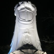 ライトアップされた観音像もかなりの迫力です