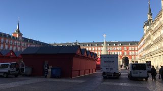 四方を建物に囲まれた広場