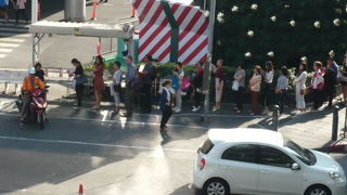 バンコクのバイクタクシーは、秩序正しく、マナーが向上しつつあるようです。