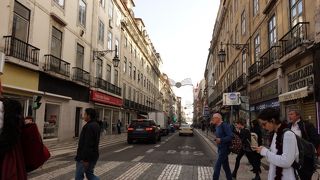 アウグスタ通りに並行して走る通り