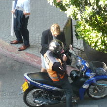 外国人の婦人も安心してドライバーに料金を支払っています。