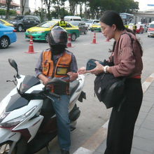 地元の女性も、安心してバイクタクシーを利用し、支払っています