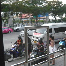 多くの女性が、バイクタクシーを安心して利用しているようです。