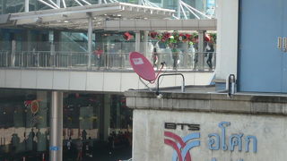 ターミナル２１は、立地条件の良い場所で、バンコクの人気のショッピングモールです。