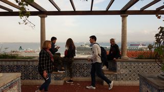 人気のトラムも走る魅力的な通り