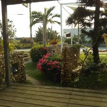 南国ムード漂うテラス席