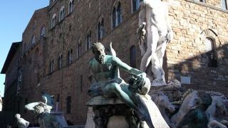 広場には、ウフィッツィ美術館と・・・