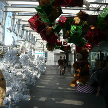 アソーク駅への２階の通路は、クリスマスの飾りでいっぱいです。