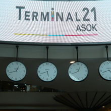 店内に入ると、世界の各都市の時間を示した時計があります。