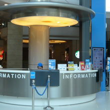 店内の吹き抜けの傍には、案内所があります。wifi申し込み所