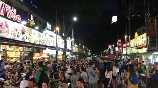 夜は大賑わいだけど、中華系が多い・・・