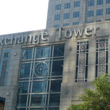 エクスチェンジタワーの表示が掲げられた北側の建物の概観です。