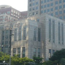 南側の高層階部分を背景に、北側は低層階部分になっています。