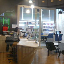 スタンフォード大学の図書室の様子です。静かな雰囲気です。