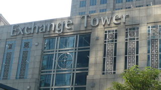 エクスチェンジタワーは、スクウィンヴィット通りの南側にある複合商業ビルです。