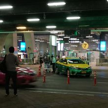 7番出口を出るとタクシー乗り場があります