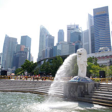 昔からこんなだったかな、と思う高層ビルとマーライオン