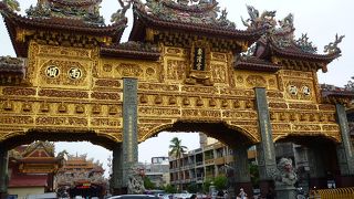 黄金色の立派で大きな門は見栄えはよく、外側も内側も見事な彫刻が施されていて、本当に素晴らしい。