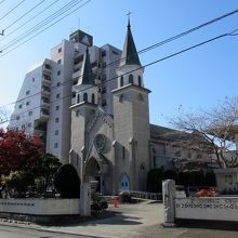 昭和7年竣工、美しい尖塔の聖堂ですが、隣の高層建築が…