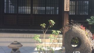 門の屋根が瓦