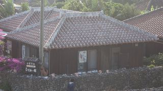 平屋の家々に強固な石垣。ユニークな街並です。