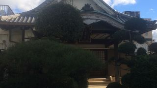 白壁に囲まれる