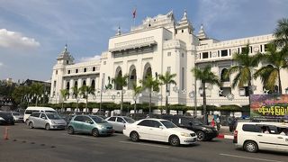 白亜の美しいコロニアル