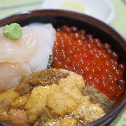 朝市で海鮮丼